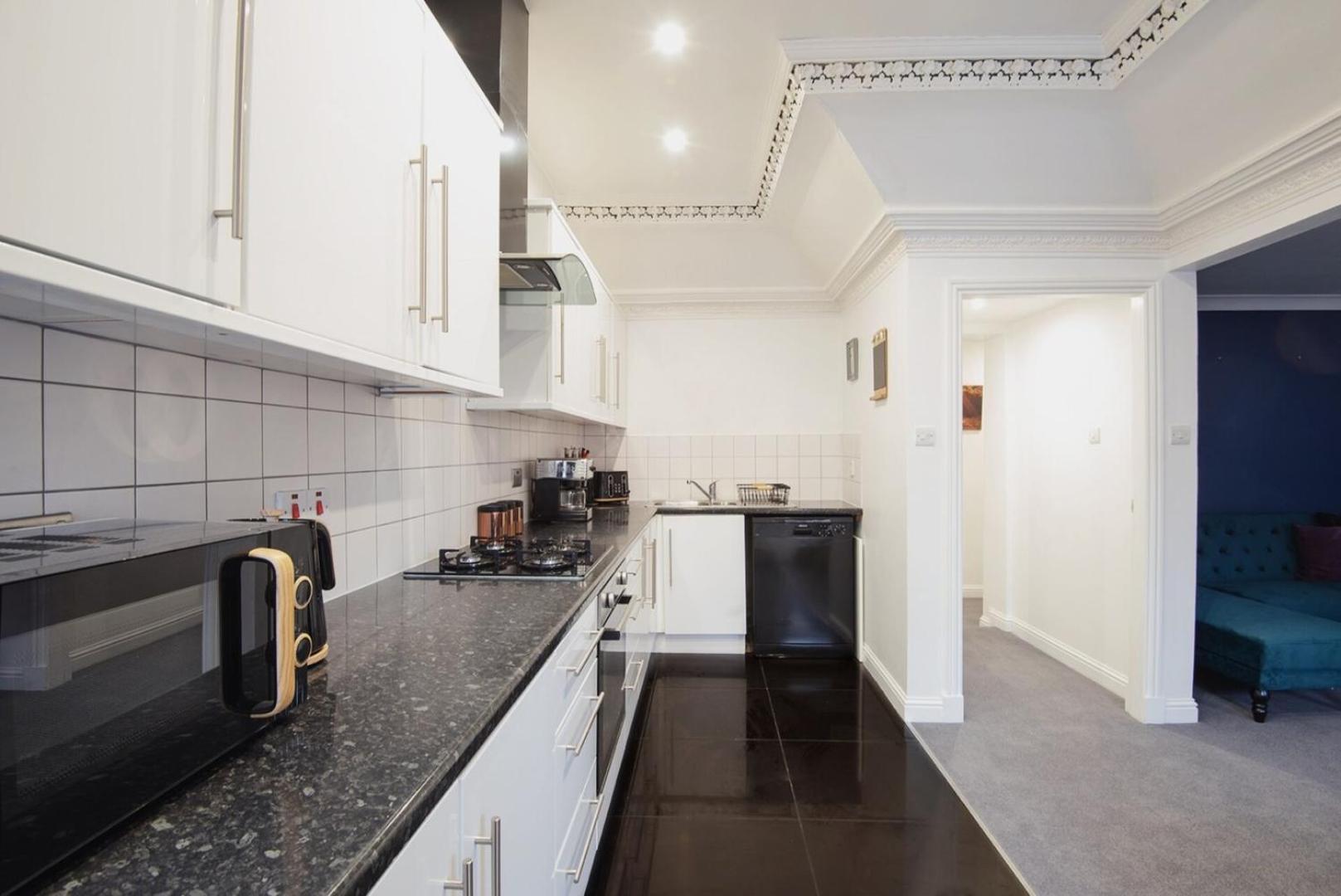 Charming 2 Bedroom Flat In The Heart Of Kirriemuir Bagian luar foto
